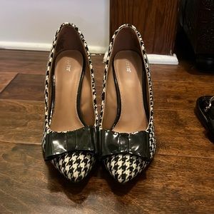 Cute heels with black bow- size: 7.5